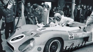 matra_ms650_1000-km-de-paris-1969-henri-pescarolo-passe-le-relais-a-jean-pierre-beltoise--dr.matra_ms650_1000-km-de-paris-1969-henri-pescarolo-passe-le-relais-a-jean-pierre-beltoise--dr